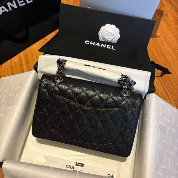 Classic CHANEL Bag: A Stylish and Versatile Choice for Elegance - Picture 5 of 6